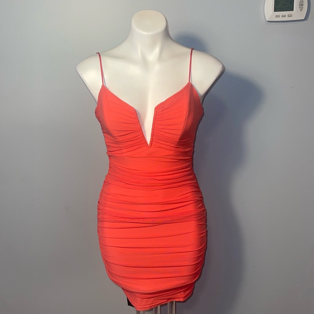 Saints + Secrets ladies Coral Ruched Mini Dress. Size large.